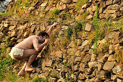 Christophe Malvault danse dans la Ballade butô à Petit Mont le 27 juillet 2012