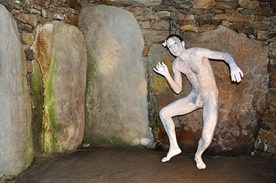 Gaëtan Sataghen danse dans la Ballade butô à Petit Mont le 28 juillet 2012