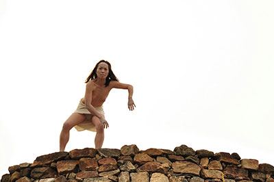 Maki Watanabe danse dans la Ballade butô à Petit Mont le 27 juillet 2012