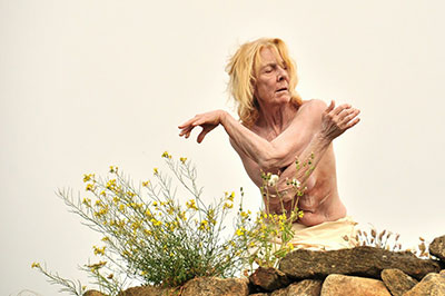 Marie Dubot danse dans la Ballade butô à Petit Mont le 27 juillet 2012