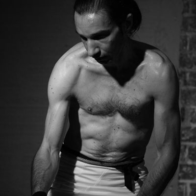 Gaëtan Sataghen danse Trajection 2, photo de Yann Sevrin