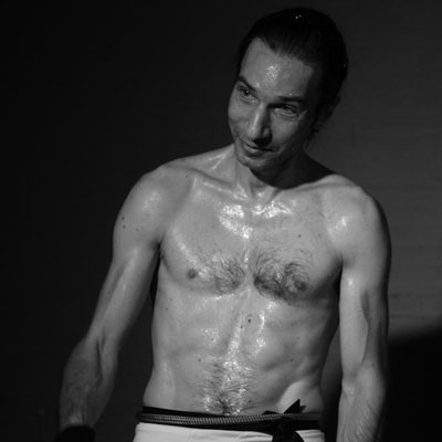 Gaëtan Sataghen danse Trajection 2, photo de Yann Sevrin